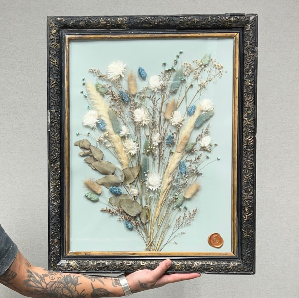 Reeds gedroogde bloemen: van natuur tot stofvrij kunstwerk achter glas